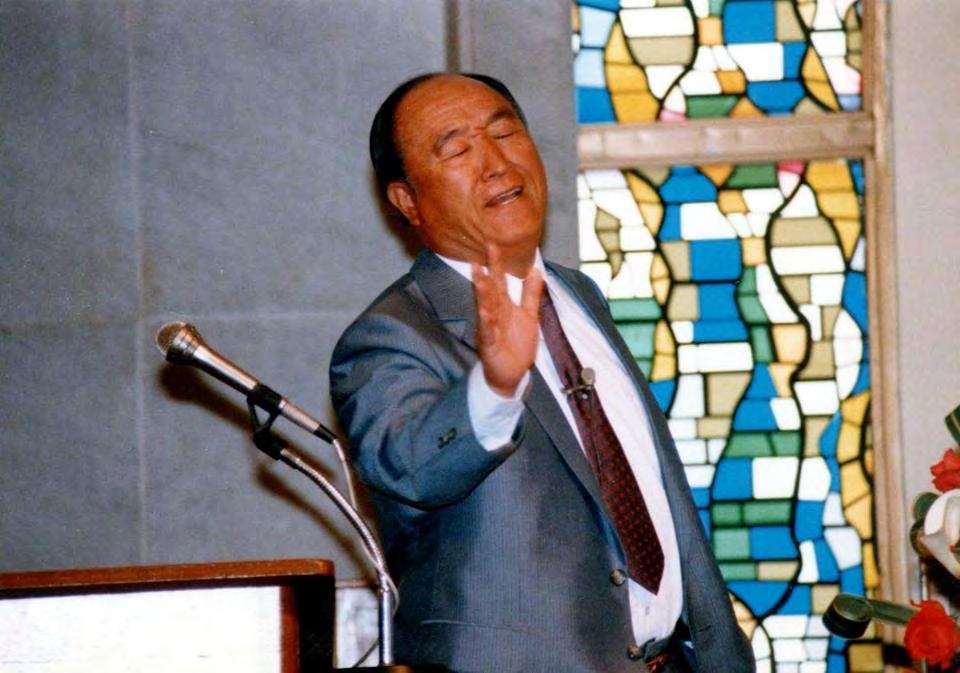 Breaking Down Barriers to Establish World Peace Sun Myung Moon August 18, 2000 Universal Peace Award Congratulatory Banquet United Nations Headquarters, New York, USA Photo date and location unknown