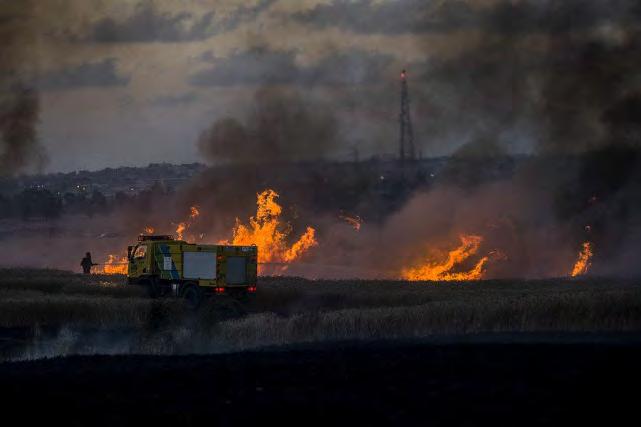 Left: A fire in one of the communities near the Gaza Strip, caused by a Molotov kite sent from the Gaza Strip (Twitter account of Palinfo, May 12, 2018) Attendance of senior Hamas figures at the