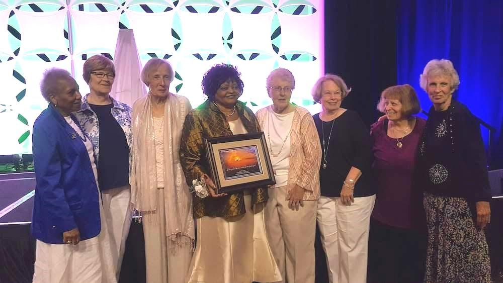Page 3 Signs of Soul Page 3 Members in the News Sister Anita Baird, D.H.M 2018 Recipient of the Outstanding Leadership Award Anita Baird with members of her community Daughters of the Heart of Mary.