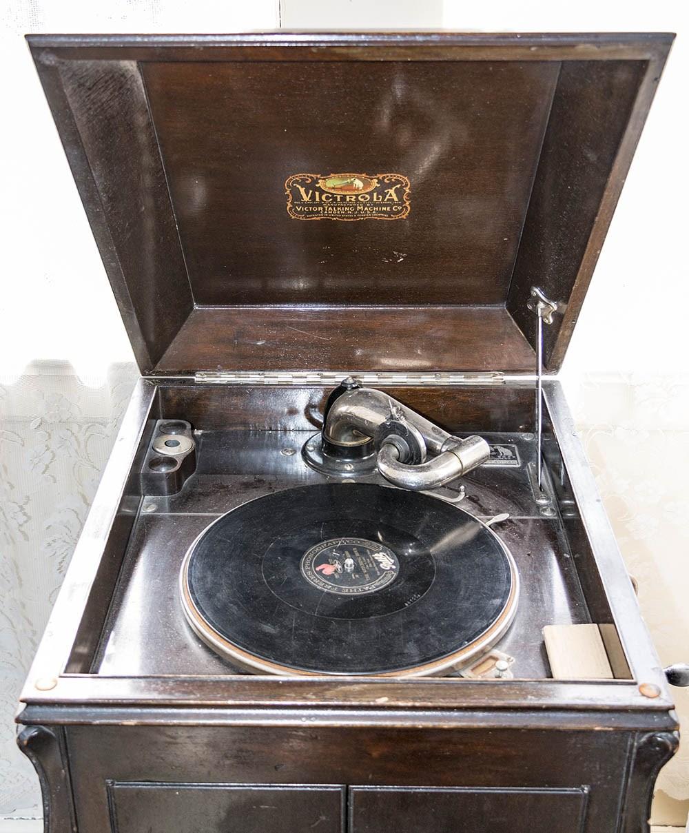 The power lasts just as long as the record and not much more, so when you wanted to listen to another record you would crank the handle again.