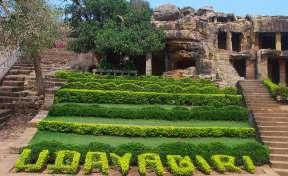 You will get a chance to visit some of the most well-known temples of these places such as Konark Sun Temple, Lingraj Temple and so on.