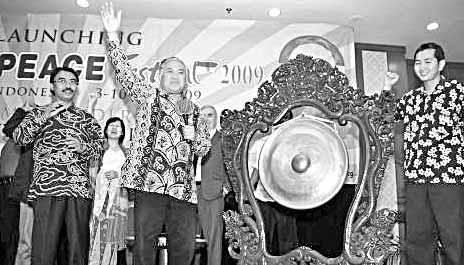 Din Syamsuddin, Chairman of both Muhammadiyah (the second largest Islamic organization in Indonesia) and the Global Peace Festival (GPF) Steering Committee, launched the GPF 2009 in Jakarta on