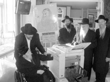 OHOLEI TORAH MAKES HISTORY WITH IT'S FIRST PRINTING OF TANYA As the talmidim of Oholei Torah entered the main hall of yeshiva this Yud-Tes Kislev, they witnessed history in the making.