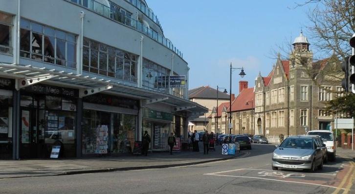 Penarth has a vibrant main shopping area with a good mixture of independent shops, national chains, cafés, charity shops and restaurants.