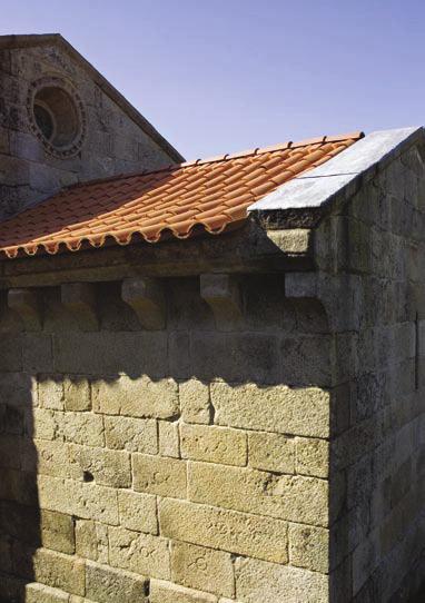 In Entre-Douro-e-Minho, 80% of the remaining churches from this period feature this disposition.
