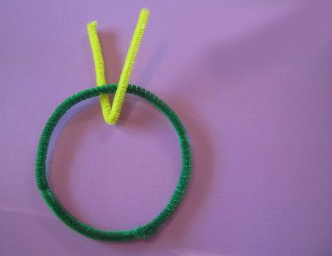 Craft: Start by making your green pipe cleaner into a circle, and twisting
