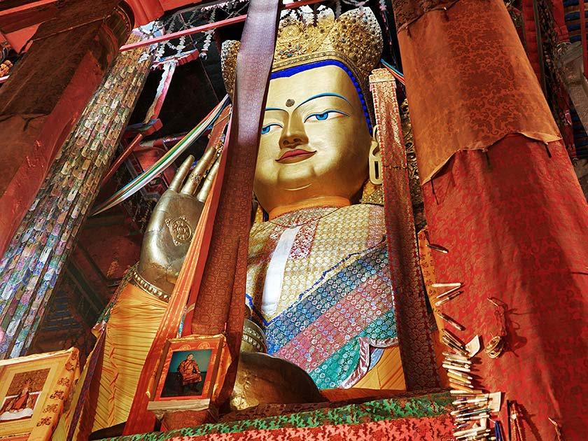 The great seated Maitreya statue at Tashilhunpo Monastery Day 10 Sunday, 14 August: Drive to Saga From Shigatse to West Tibet are only small border towns and tiny villages.