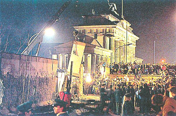 Visual Sources Day 3 Source 2 The Fall of the Berlin Wall After World War II, Germany was divided into two sections.
