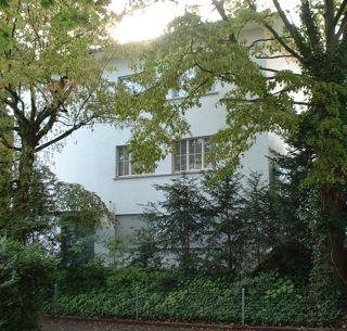 ISAPZURICH The International School of Analytical Psychology Zurich, ISAPZURICH, was established in 2004 under the authority of the Association of Graduate Analytical Psychologists (AGAP