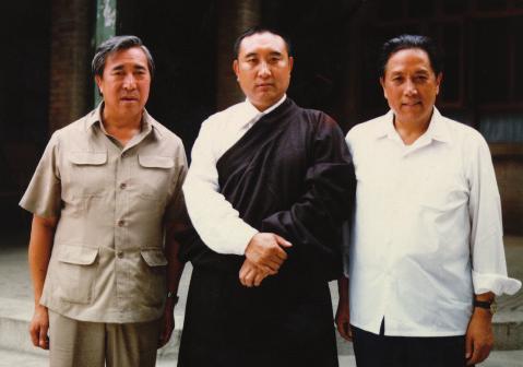 Gyalo Thondup (the 14th Dalai Lama s elder brother) (left),