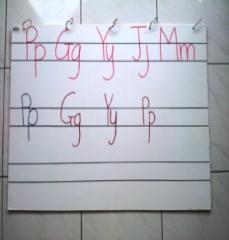Ann dan Bee diminta menulis huruf kecil g, p dan y di atas papan putih bersaiz besar tersebut sebelum beralih kepada latihan menulis pada latihan yang bersaiz kecil iaitu dengan menggunakan kertas
