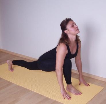 rectal muscles in full contraction Step 8: Ashva Sanchalanasana While inhaling bring the right foot in between the two hands keeping your palms on the ground Push the buttocks forward and