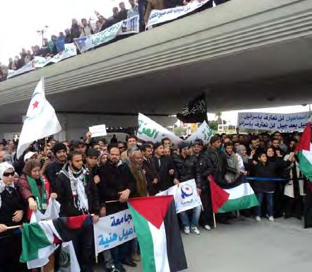9 Supporters welcome Ismail Haniya at the airport in Tunis. The Al-Nahda insignia can be seen on the flag at the left and on the banner to the right of the vertical Palestinian flag (Aqsa.ahlamontada.