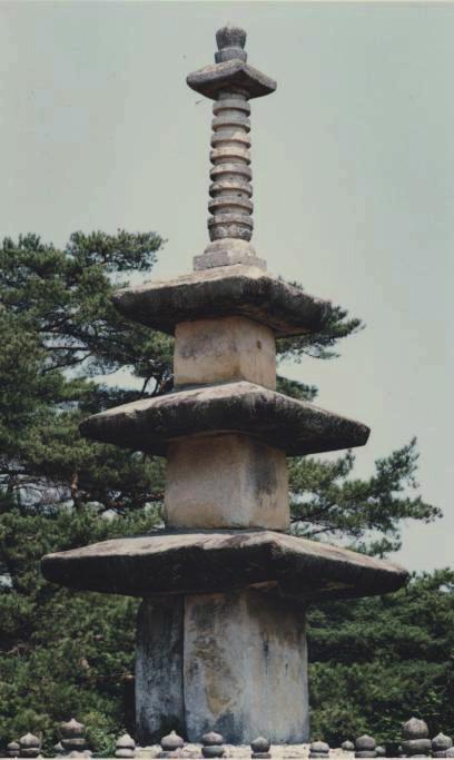 The origin of a Hokyointo is ought to be a small golden-pagoda made by a king of China at 10 century, who in turn