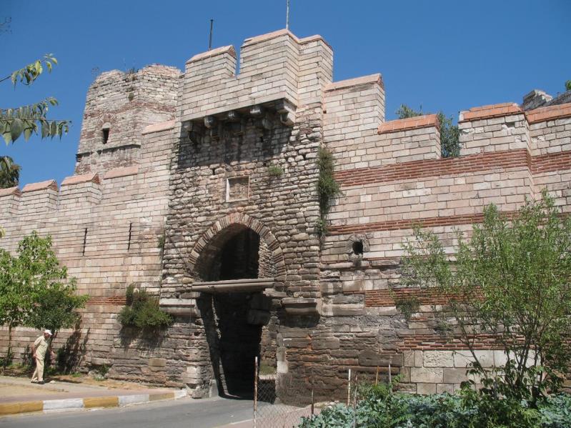 Ruins of the Theodosian Walls around Constantinople Source: https://upload.wikimedia.org/wikipedia/commons/4/43/car_bed_kap2.