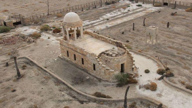 New Hope for Holy Land s Minefield Churches Caroline Wyatt, BBC Religious Affairs correspondent BBC News at bbc.co.uk, 16 May 2016 Qasr El-Yahud is on the edge of a minefield surrounding a cluster of churches.