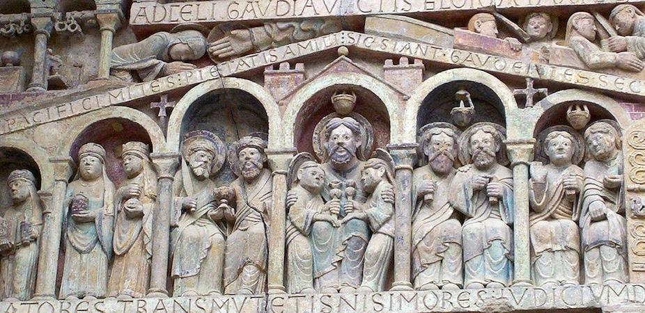 Below these saints, a small arcade is covered by a pediment, meant to represent the House of Paradise.