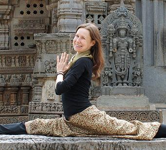 A SMALL GROUP YOGA RETREAT IN MYSORE, SOUTH INDIA WITH LINDA DOUGLAS 3 rd 11 th JULY 2016 & A TAMIL NADU JOURNEY 11 th - 18 th