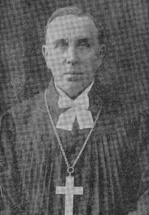HEDBERG, August Reinhold (1862-1922), Soome luterlik vaimulik, välipraost. Vabadussõja ajal Soome Eesti Abistamise komitee liige, tegeles Soome välipastorite värbamisega Eestisse.
