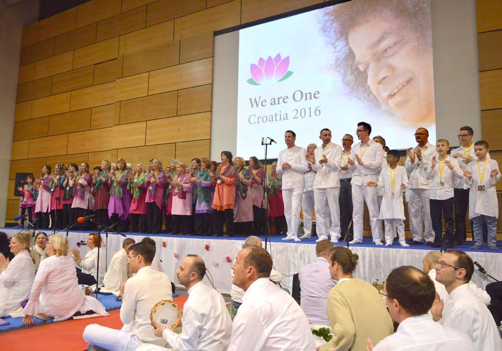 Musical programme About 1400 people were yet again gathered to bask in Swami s love.