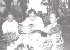 6 THE NEW LIGHT OF MYANMAR Sunday, 12 February, 2006 Senior General Than Shwe and wife Daw Kyaing Kyaing donate alms to Chairman Magway Sayadaw Bhaddanta Kumara.
