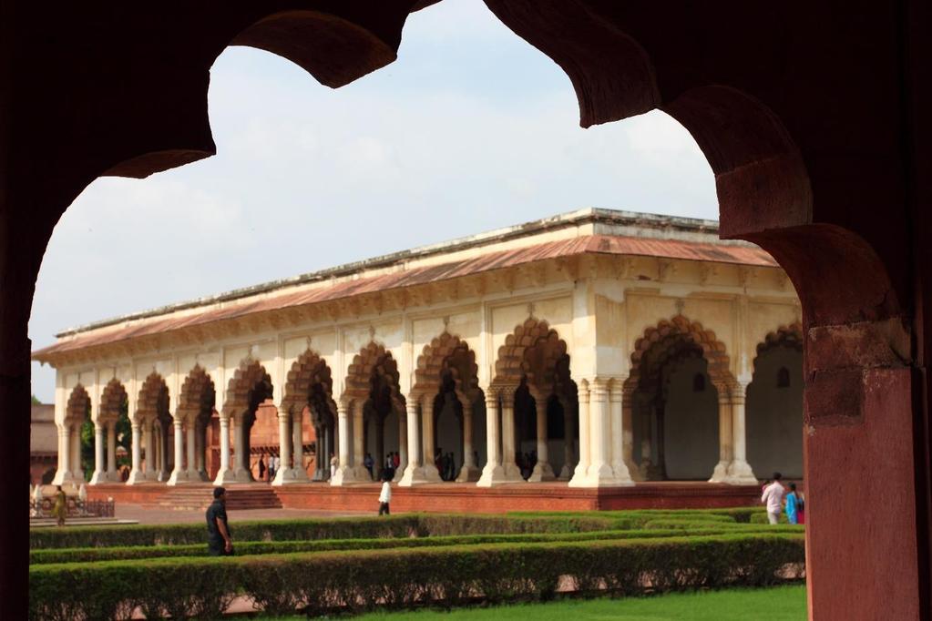 5. Agra Fort Halls Agra Fort Diwan-e-Aam The Diwan-e-Aam or the house of audience was built by Shah Jahan between 1631 and 1640. The hall measures 201 feet by 67 feet.
