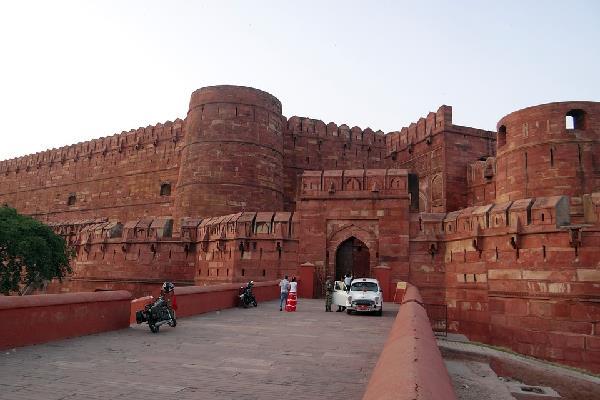 5. Agra Fort Gates Agra Fort There are four gates to enter the fort which are located on four sides. Khizri Gate Khizri gate, also known as water gate, is in front of the river.