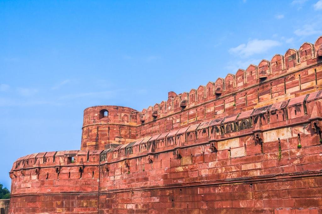 Agra under Suris The Suris ruled Agra from 1540 to 1555. In 1540, Sher Shah Suri defeated Humayun, the Mughal Emperor. Sher Shah Suri built his tomb at Sasaram in Bihar.