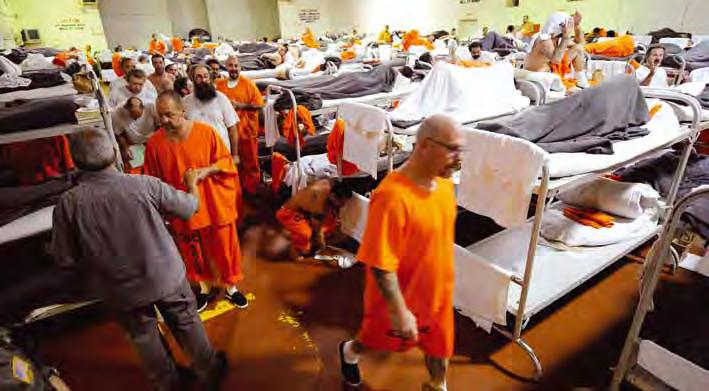 ניצחון גדול בעל משמעות סמלית. אולם ההתעמלות בבית הכלא צ'ינו בקליפורניה, שהוסב לאכלוס אסירים צילום: גטי אימג'ס הסוהר של קליפורניה היא הגדולה ביותר בארה"ב - ובחומרת הבעיה.
