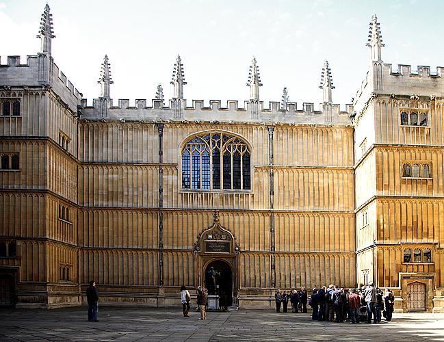 The historic centre consists mainly of magnificent buildings belonging to the world-famous Oxford University.