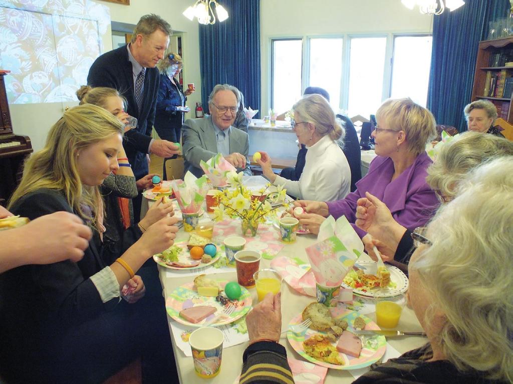 Family Palo enjoys the Estonian tradition of cracking eggs «munade koksimine».