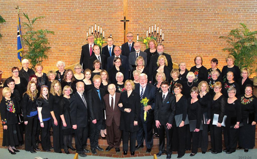 Estonia koor: esireas keskel vasakult dirigent Jaan Medri, helilooja Riho Maimets, koori asutaja ja kauaaegne dirigent helilooja
