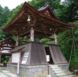 The pagoda is decorated with Koto (musical instrument) which are rare ornaments and used to offer