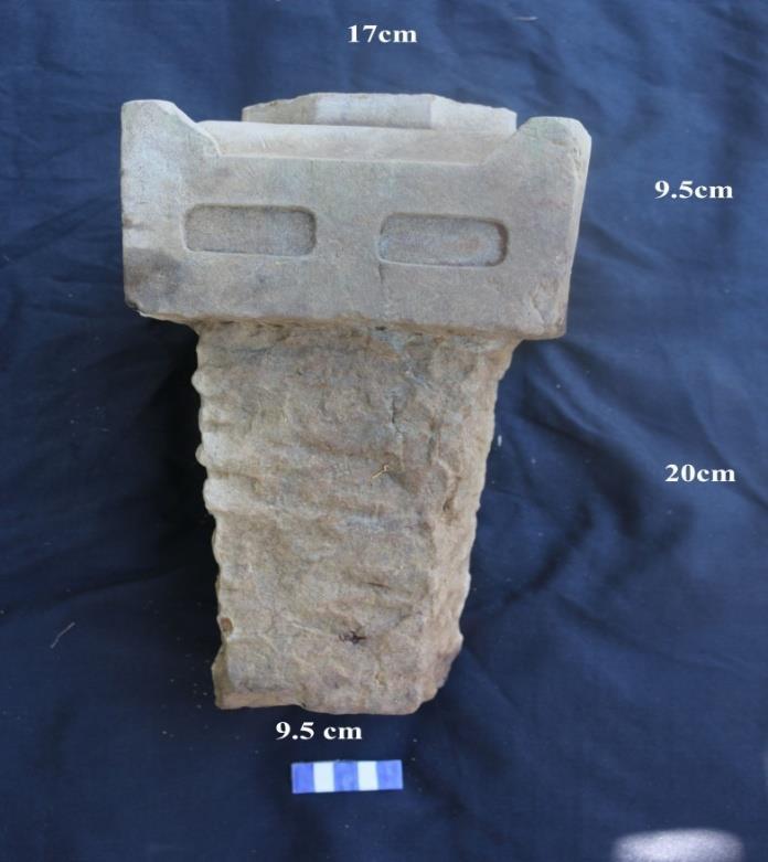 Zuliskandar Ramli et. al. 9 Foto 9. Bahagian dasar dan tapak batu nisan Batu Nisan Bahagian Utara Foto 10.