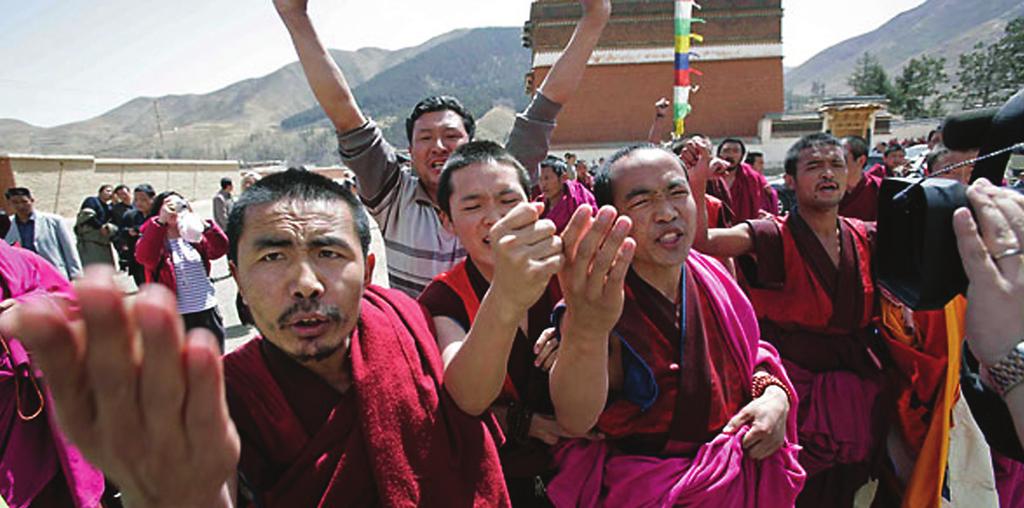 Monks from Labrang Monastery, Gansu province, staged a protest in front of a state-organized media tour for foreign and Chinese journalists on 9 April.