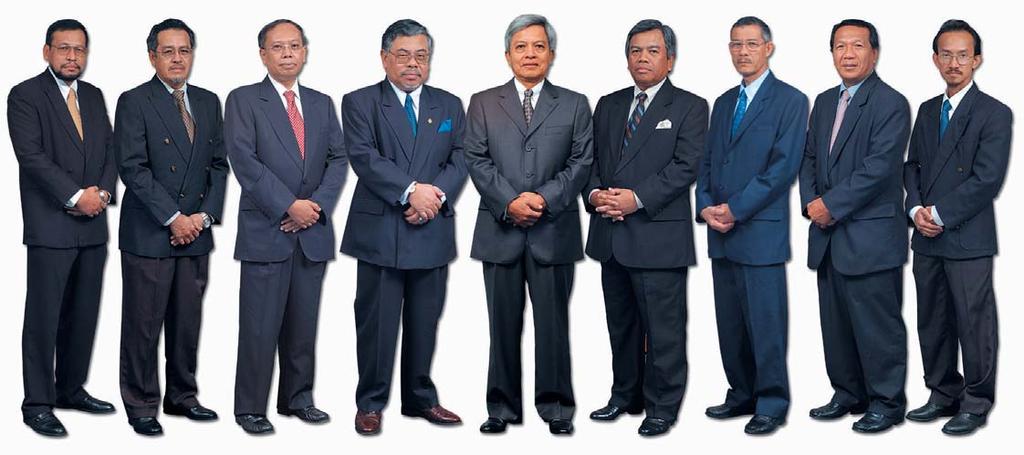 Lembaga Pengarah Board of Directors Dari kiri ke kanan/from left to right Y. Bhg. Dato' Fadzil Bin Yusoff Y. Mulia Dato' Tengku Hassan Bin Tengku Omar Y. Bhg. Dato' Ahmad Tajudin Bin Abdul Rahman Y.