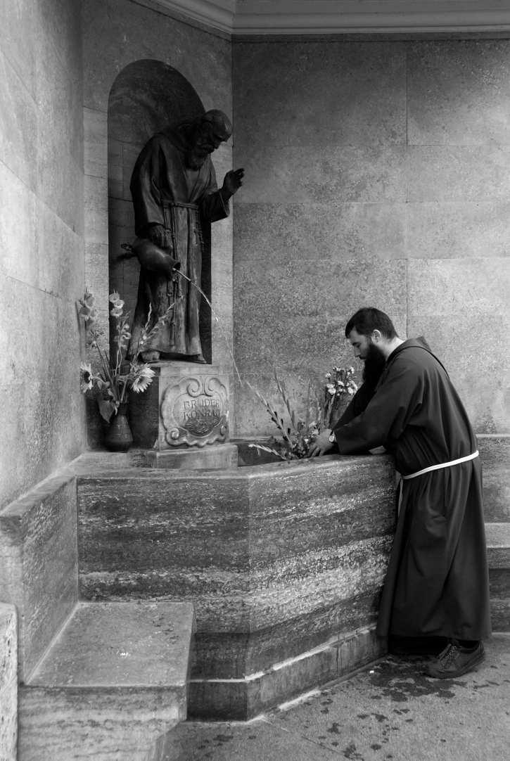 I/B Life and Government in the Middle Ages 1 Work and Pray 5 von 20 M 1 A modern monk Kapuziner at Bruder-Konrad-Brunnen, Altötting. Fotoagentur VISUM. Tasks 1.