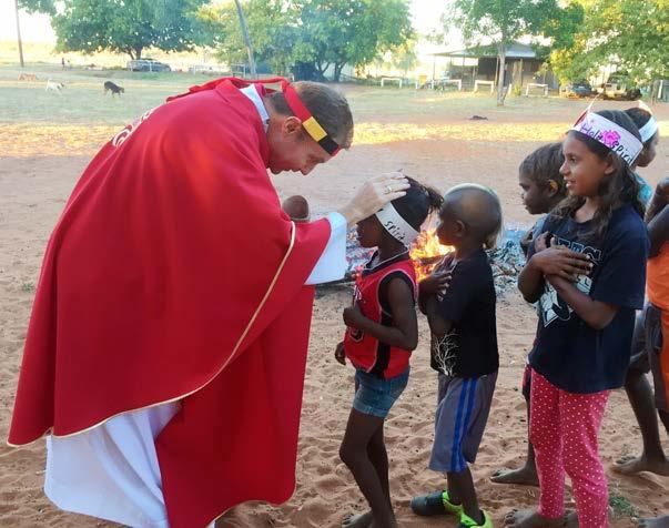 Parish News HALLS CREEK Fr John Purnell blesses the children.