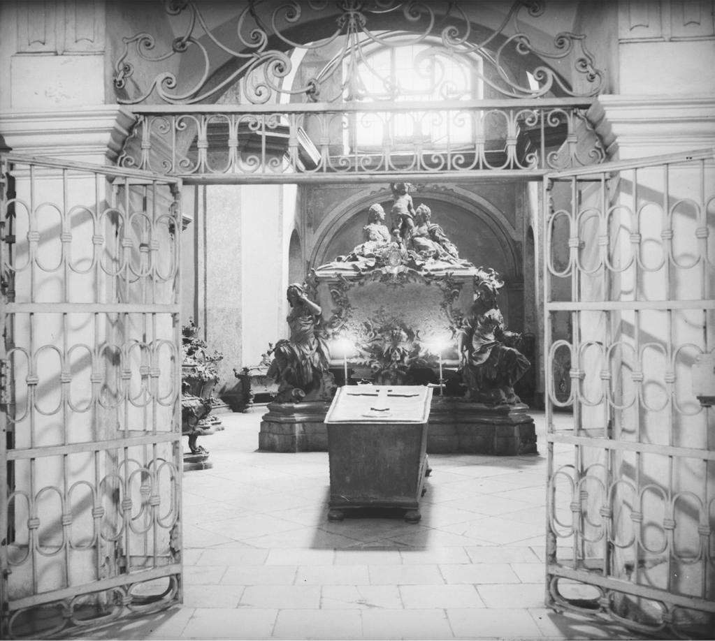 Joseph s coffin was placed in the Capuchin crypt directly in front of his parents monument.
