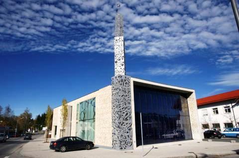 Contemporary Islamic Architecture: The Glass mosque in Germany is a little