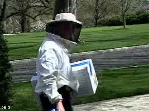White House hit by swarm of bees Posted: 07:36 PM ET From CNN White House Producer Shawna Shepherd Beekeeper Charlie Brandts was dispatched Thursday to deal with a swarm of bees on the White House