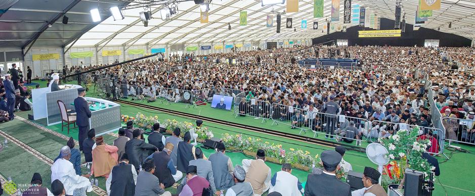Concluding Session of Jalsa Salana UK The concluding session of Jalsa Salana took place on Sunday, 30 July 2017. Huzoor arrived in the Jalsa Gah at 4.
