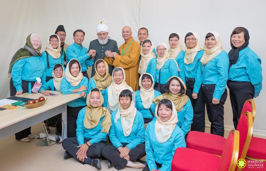 The Buddhist Monk informed Huzoor that the members had travelled from Orange County in Los Angeles but most of them were originally of Vietnamese heritage.