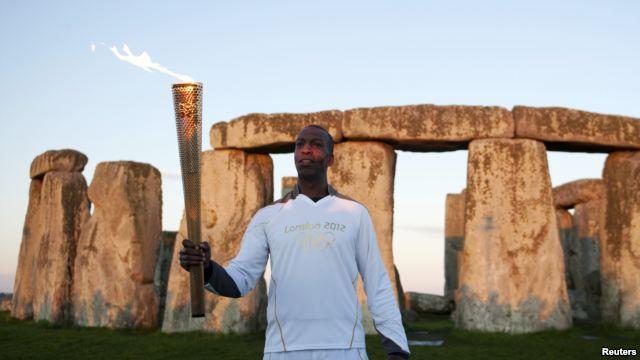 I'm Christopher Cruise. And I'm Kelly Jean Kelly. Today, we report on new knowledge about Stonehenge, the famous, ancient stone circles in southern England.