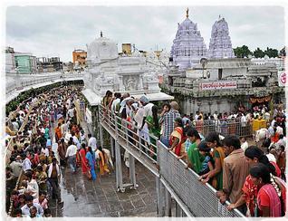 On certain days in Feb/March, the temple hosts over 500,000 devotees, making it one of the most popular