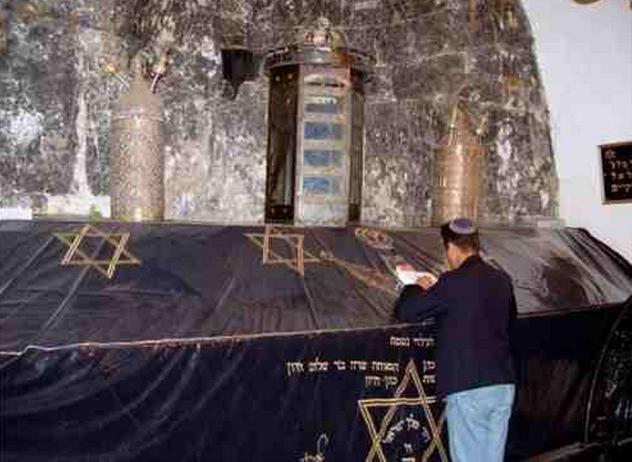Ishak a.s., Nabi Musa a.s. jika dilihat panjang kuburannya adalah dalam 12 kaki 15 kaki panjang.. Makam nabi Daud di Israel Bayangkan ketinggian mereka ketika hidup.