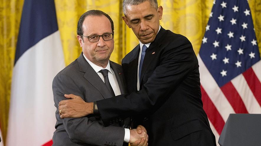PRO/CON: How should the U.S. defeat Islamic State? By Tribune News Service, adapted by Newsela staff on 11.30.15 Word Count 1,606 U.S. President Barack Obama (right) shakes hands with French President Francois Hollande during their news conference in the East Room of the White House in Washington, D.