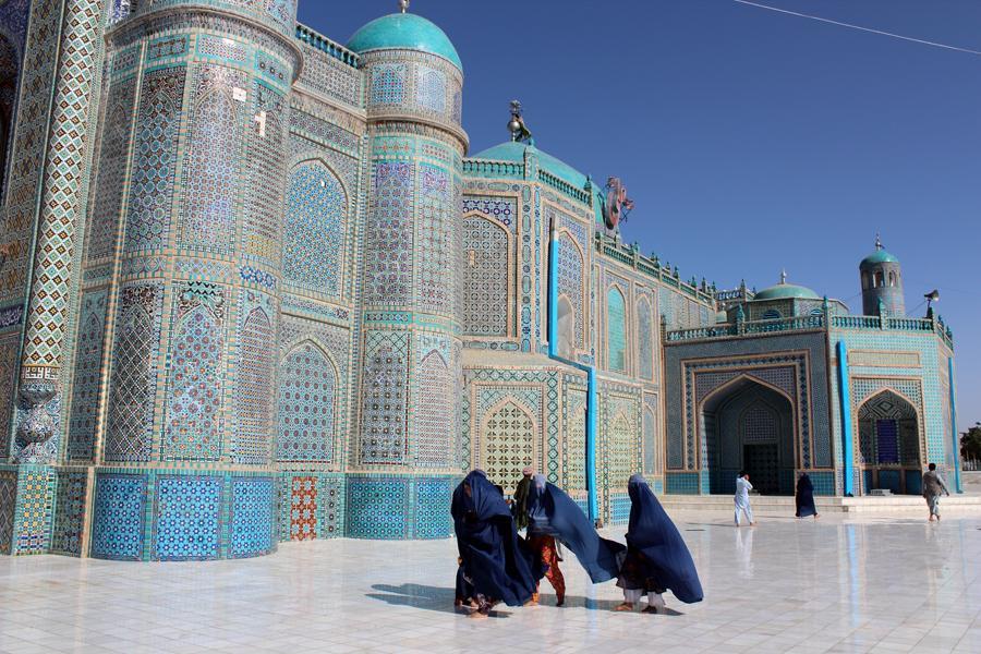 010 Afghan women in the courtyard of the Blue Mosque,