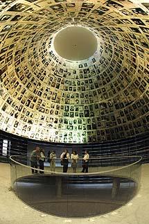 Conclusion: Yad Vashem s Methodology of Holocaust Education Two questions students should ask themselves: Why do I study the Holocaust?