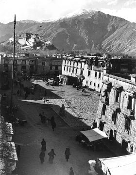 135-S-16-16-31) Opposite view: Barkhor widening to a square in front of Samdrup Phodrang.